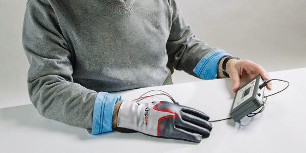Tipstim, ein Sensorhandschuh mit einem Steuergerät als Impulsgeber: Durch sensible Stimulation der Fingerspitzen werden in den für die Hand zuständigen, zugeordneten Gehirnarealen plastische Prozesse ausgelöst. Tipstim, ein Sensorhandschuh mit einem Steuergerät als Impulsgeber: Durch sensible Stimulation der Fingerspitzen werden in den für die Hand zuständigen, zugeordneten Gehirnarealen plastische Prozesse ausgelöst.