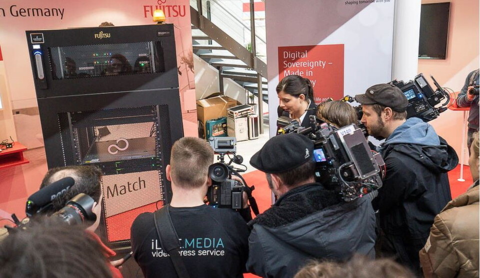 Präsentation des Stealth Data Center auf der CeBIT. Links das Sicherheits-Rack, in dem oben Systeme für den Zugriffsschutz sieben Höheneinheiten belegen. Präsentation des Stealth Data Center auf der CeBIT. Links das Sicherheits-Rack, in dem oben Systeme für den Zugriffsschutz sieben Höheneinheiten belegen.