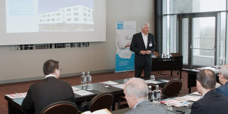 DMRZ-Geschäftsführer Rüdiger Sievers hieß rund 50 Teilnehmer, IT-Entscheider aus ganz Deutschland, auf der Cloud Systemhaus Conference 2015 in Düsseldorf willkommen. DMRZ-Geschäftsführer Rüdiger Sievers hieß rund 50 Teilnehmer, IT-Entscheider aus ganz Deutschland, auf der Cloud Systemhaus Conference 2015 in Düsseldorf willkommen.