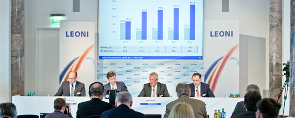 Der Kabel- und Kabelsystem-Spezialist Leoni lud am 17. März zur Bilanzpressekonferenz nach Nürnberg. Zum letzten Mal führte dabei der scheidende Vorstandsvorsitzende Dr. Klaus Probst (2. v.l.) durch die Geschäftszahlen des letzten Jahres. Und er konnte für das Jahr 2014 sowohl eine Umsatz- als auch Gewinnsteigerung vermelden. Der Kabel- und Kabelsystem-Spezialist Leoni lud am 17. März zur Bilanzpressekonferenz nach Nürnberg. Zum letzten Mal führte dabei der scheidende Vorstandsvorsitzende Dr. Klaus Probst (2. v.l.) durch die Geschäftszahlen des letzten Jahres. Und er konnte für das Jahr 2014 sowohl eine Umsatz- als auch Gewinnsteigerung vermelden.