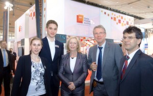 Beeindruckt von der gemeinsam von Informatikern, Epidemiologen, Infektionsforschern, Tropenmedizinern und Experten aus Nigeria entwickelten IT-Lösung: Bundesforschungsministerin Prof. Johanna Wanka (m.), die Professoren Christoph Meinel (HPI, 2. v. r.), Gerard Krause (HZI, r.), Doktorandin Cindy Fähnrich (l.) und Bachelorstudent Michael Janke (2. v. l.) Beeindruckt von der gemeinsam von Informatikern, Epidemiologen, Infektionsforschern, Tropenmedizinern und Experten aus Nigeria entwickelten IT-Lösung: Bundesforschungsministerin Prof. Johanna Wanka (m.), die Professoren Christoph Meinel (HPI, 2. v. r.), Gerard Krause (HZI, r.), Doktorandin Cindy Fähnrich (l.) und Bachelorstudent Michael Janke (2. v. l.)