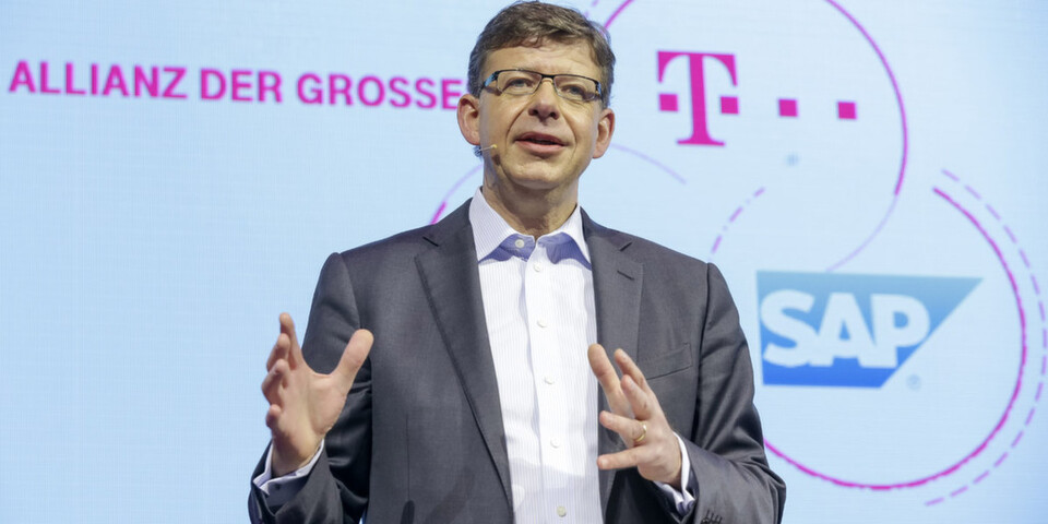 Reinhard Clemens, Vorstandsmitglied T-Systems, spricht vor den Logos von Telekom und SAP zu CeBIT-Besuchern. Reinhard Clemens, Vorstandsmitglied T-Systems, spricht vor den Logos von Telekom und SAP zu CeBIT-Besuchern.