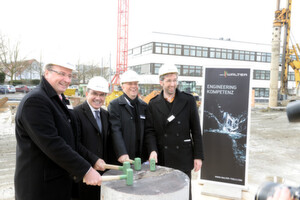 Mit einem symbolischen Hammerschlag hat die Walter AG das Fundament für ihr neues Technology Center gelegt. Von links nach rechts: Landrat Joachim Walter, Mirko Merlo, Vorstandsvorsitzender der Walter AG, Mathias Hähnig vom ausführenden Architektenbüro Hähnig Gemmeke und Tübingens Oberbürgermeister Boris Palmer. Mit einem symbolischen Hammerschlag hat die Walter AG das Fundament für ihr neues Technology Center gelegt. Von links nach rechts: Landrat Joachim Walter, Mirko Merlo, Vorstandsvorsitzender der Walter AG, Mathias Hähnig vom ausführenden Architektenbüro Hähnig Gemmeke und Tübingens Oberbürgermeister Boris Palmer.