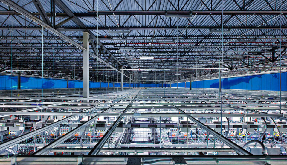 Über dem Boden schwebend nimmt das neue Google-Rechenzentrum Form an. Große Stahlträger dienen sowohl zur Stabilisierung der Konstruktion als auch zur Stromversorgung. Über dem Boden schwebend nimmt das neue Google-Rechenzentrum Form an. Große Stahlträger dienen sowohl zur Stabilisierung der Konstruktion als auch zur Stromversorgung.
