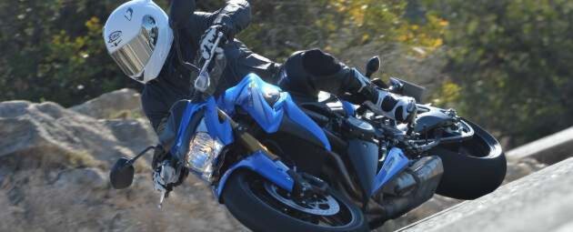 Mit dem sehr reduziert aufgebauten Roadster GSX-S 1000 präsentiert Suzuki eine bemerkenswerte Alternative zu den europäischen Power-Nakeds. Mit dem sehr reduziert aufgebauten Roadster GSX-S 1000 präsentiert Suzuki eine bemerkenswerte Alternative zu den europäischen Power-Nakeds.