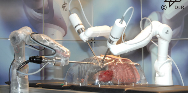Das Telechirurgiesystem Mirosurge: Die hochentwickelte Sensorintegration erlaubt eine direkte Interaktion von Arzt, Roboter und Patient. Das Telechirurgiesystem Mirosurge: Die hochentwickelte Sensorintegration erlaubt eine direkte Interaktion von Arzt, Roboter und Patient.