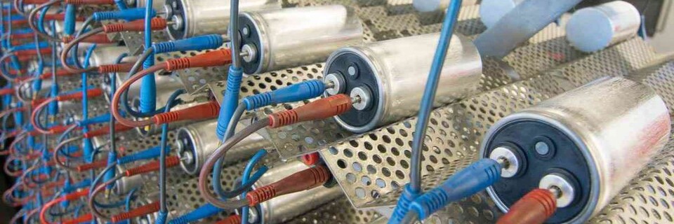 Im Teststand von FTCAP werden die fertigen Film-Kondensatoren auf ihre Funktion getestet und unter Spannung gesetzt. Im Teststand von FTCAP werden die fertigen Film-Kondensatoren auf ihre Funktion getestet und unter Spannung gesetzt.