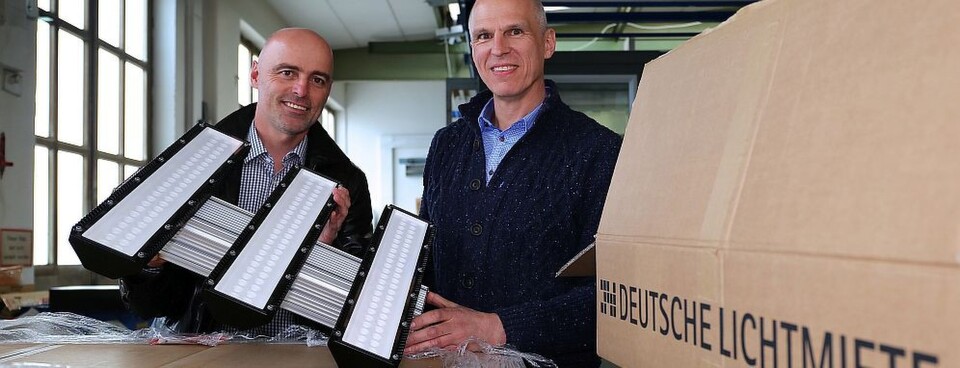 Die neuen dreiflammigen LED-Hallendeckenstrahler werden ausgepackt: Roman Teufl, Geschäftsführer Vertriebsgesellschaft Deutsche-Lichtmiete-Unternehmensgruppe, und Peter Andrä, Geschäftsführender Gesellschafter Riedl Aufzugbau GmbH & Co. KG. Die neuen dreiflammigen LED-Hallendeckenstrahler werden ausgepackt: Roman Teufl, Geschäftsführer Vertriebsgesellschaft Deutsche-Lichtmiete-Unternehmensgruppe, und Peter Andrä, Geschäftsführender Gesellschafter Riedl Aufzugbau GmbH & Co. KG.