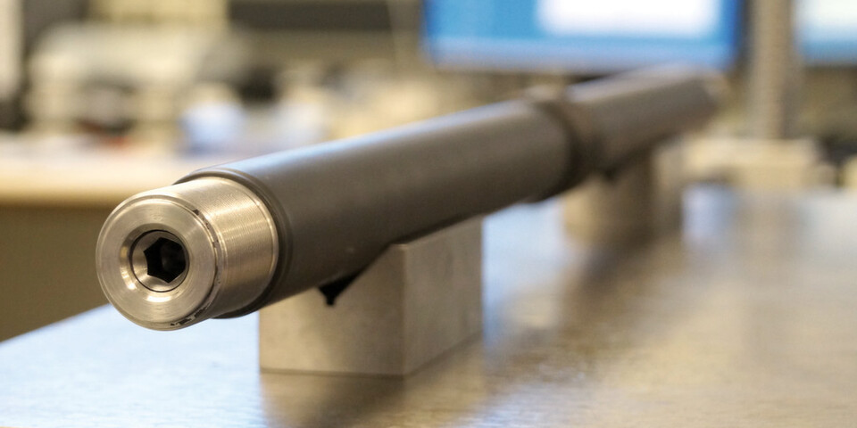 Hydraulik-Zylinder mit Kolbenstangen aus H-CFK bieten sich an, wenn bei gleicher Leistung Energie eingespart werden soll oder wenn in hochdynamischen Anwendungsfällen höhere Beschleunigungen erzielt werden müssen. Hydraulik-Zylinder mit Kolbenstangen aus H-CFK bieten sich an, wenn bei gleicher Leistung Energie eingespart werden soll oder wenn in hochdynamischen Anwendungsfällen höhere Beschleunigungen erzielt werden müssen.