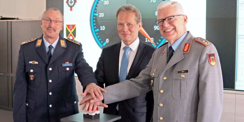 Oberst Michael Volkmer, BWI-Geschäftsführer Peter Blaschke und Generalmajor Klaus Veit (v. l.) bei der Inbetriebnahme der neuen 100 GBit/s-WAN-Strecke. Oberst Michael Volkmer, BWI-Geschäftsführer Peter Blaschke und Generalmajor Klaus Veit (v. l.) bei der Inbetriebnahme der neuen 100 GBit/s-WAN-Strecke.