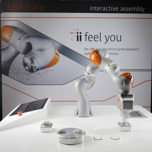 Der Kuka LBR iiwa ist für die direkte Zusammenarbeit zwischen Mensch und Maschine ausgelegt. Der Kuka LBR iiwa ist für die direkte Zusammenarbeit zwischen Mensch und Maschine ausgelegt.