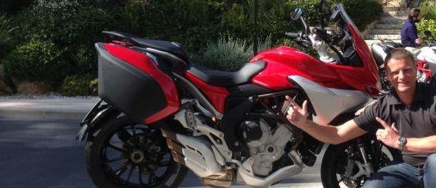 Schneller reisen sowie spurtstark wie ein bekannter menschlicher 100-Meter-Sprinter: die neue MV Agusta Tursimo Veloce. Schneller reisen sowie spurtstark wie ein bekannter menschlicher 100-Meter-Sprinter: die neue MV Agusta Tursimo Veloce.
