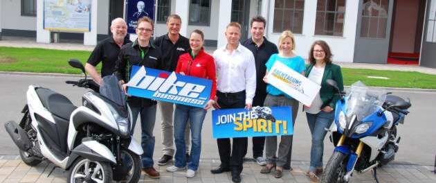 Kreative Impulsgeber für das Fachevent des Jahres: der Beirat zur Fachtagung »bike und business« beim Fotoshooting auf dem Carl-Gustav-Vogel-Platz in Würzburg. Kreative Impulsgeber für das Fachevent des Jahres: der Beirat zur Fachtagung »bike und business« beim Fotoshooting auf dem Carl-Gustav-Vogel-Platz in Würzburg.