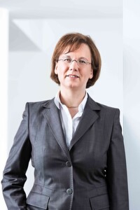 Dr. Ursula Frank, Projektmanagement Forschung & Entwicklung bei Beckhoff: „Impulse geben hier die Forschungsarbeiten im Rahmen des Spitzencluster it’s OWL.“ Dr. Ursula Frank, Projektmanagement Forschung & Entwicklung bei Beckhoff: „Impulse geben hier die Forschungsarbeiten im Rahmen des Spitzencluster it’s OWL.“