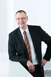 Dr. Josef Papenfort, Produktmanager Twincat bei Beckhoff: „Ziel ist die Bereitstellung von hoch performanten Steuerungstechnologien als Plattform für flexible, ausfallsichere und ressourcenschonend produzierende Smart Factories.“ Dr. Josef Papenfort, Produktmanager Twincat bei Beckhoff: „Ziel ist die Bereitstellung von hoch performanten Steuerungstechnologien als Plattform für flexible, ausfallsichere und ressourcenschonend produzierende Smart Factories.“