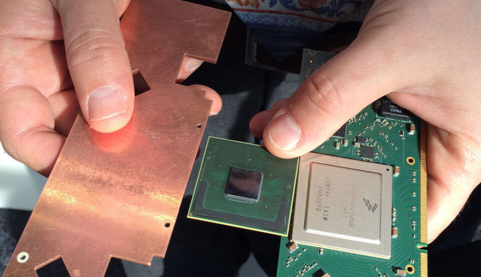 Aus diesen drei Hauptbestandteilen setzt sich der erste mit heißem Wasser gekühlte Micro-Server von IBM zusammen. Aus diesen drei Hauptbestandteilen setzt sich der erste mit heißem Wasser gekühlte Micro-Server von IBM zusammen.