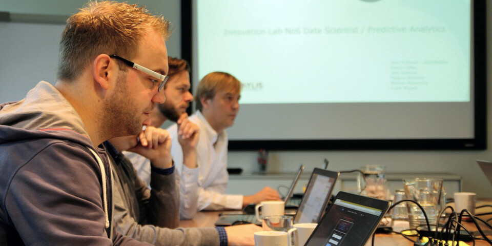 Die Workshops des Innovation Labs finden in informeller Atmosphäre statt. Kunden sind mit ihren branchenspezifischen Fragestellungen jederzeit willkommen. Die Workshops des Innovation Labs finden in informeller Atmosphäre statt. Kunden sind mit ihren branchenspezifischen Fragestellungen jederzeit willkommen.