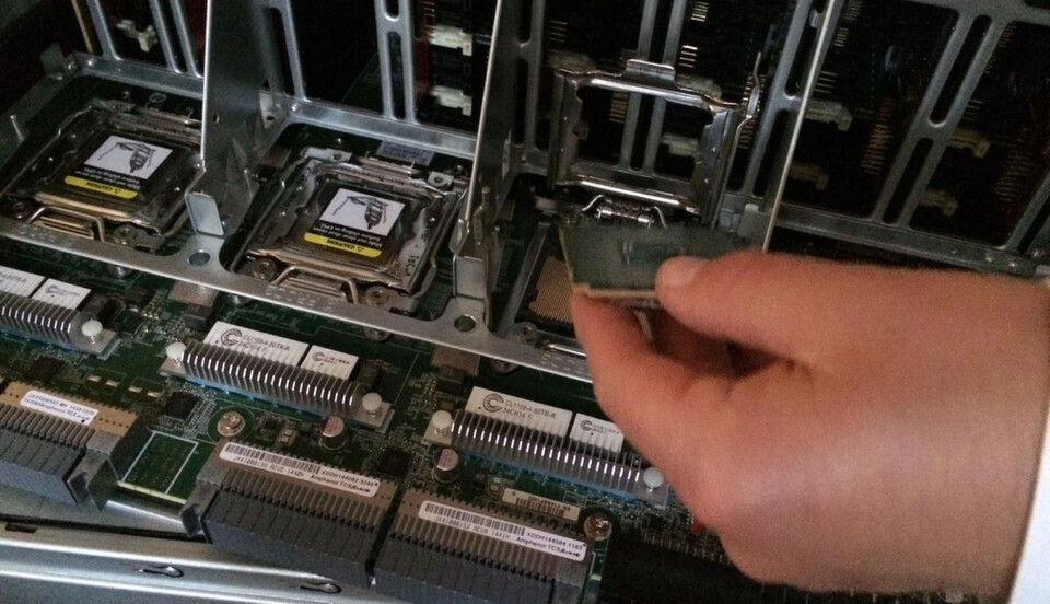 Zu den neuen Server-Modellen aus dem Hause HP gehört auch das 4-Sockel-System "DL4200", das mit dem jüngsten Intel-Prozessor Xeon E7 v3 ausgestattet wird. Zu den neuen Server-Modellen aus dem Hause HP gehört auch das 4-Sockel-System "DL4200", das mit dem jüngsten Intel-Prozessor Xeon E7 v3 ausgestattet wird.