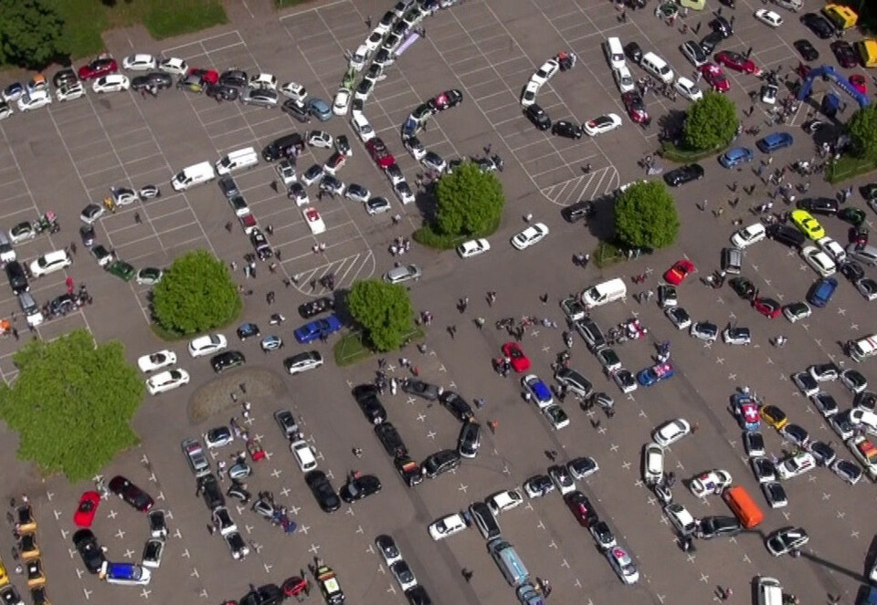 Weltrekord-Parade in Stuttgart mit 507 E-Fahrzeugen am 31. Mai 2014: aufgenommen von einer Drohne anlässlich dem Starts der WAVE und der grössten E-Mobil-Parade der Welt. Weltrekord-Parade in Stuttgart mit 507 E-Fahrzeugen am 31. Mai 2014: aufgenommen von einer Drohne anlässlich dem Starts der WAVE und der grössten E-Mobil-Parade der Welt.