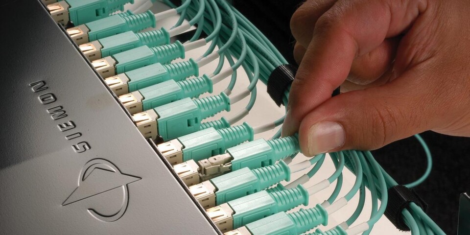 Zum Lighthouse-Sortiment gehören auch Siemons LC-Bladepatch-Patchkabel mit Push-Pull-Verriegelung. Zum Lighthouse-Sortiment gehören auch Siemons LC-Bladepatch-Patchkabel mit Push-Pull-Verriegelung.