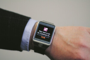 Eine aktuelle Machbarkeitsstudie von IFS zeigt, wie sich Business-Anwendungen auf Wearables nutzen lassen. So können beispielsweise Außendienst-Techniker auf Smartwatches wie der Samsung Gear 2 über wichtige Ereignisse benachrichtigt werden. Eine aktuelle Machbarkeitsstudie von IFS zeigt, wie sich Business-Anwendungen auf Wearables nutzen lassen. So können beispielsweise Außendienst-Techniker auf Smartwatches wie der Samsung Gear 2 über wichtige Ereignisse benachrichtigt werden.