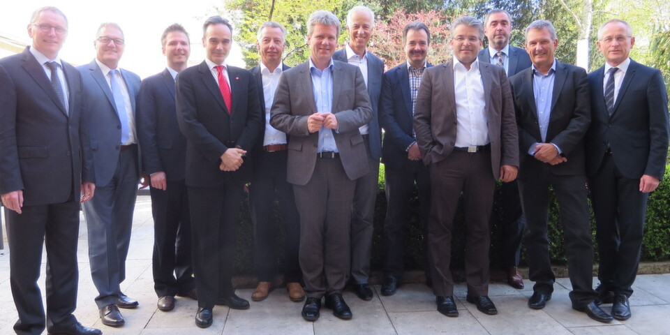 Fujitsu Partnerbeirat (v.l.n.r.: Matthias Rauch, Fujitsu, Karsten Agten IT-ON.NET GmbH, Dr. Felix Reichert, Starke+Reichert GmbH & Co. KG, Martin Hammerschmid, Fujitsu, Andreas Koch, FNEXT AG, Olav Höfer, E-Company Consultants IT Beratung AG, Matthias Stadler, Martin Engineering AG, Dominik Düringer, EDV & Service GmbH, Bernd Orth, Fujitsu, Martin Nussbaumer, Fujitsu, Jörg Brünig, Fujitsu) Fujitsu Partnerbeirat (v.l.n.r.: Matthias Rauch, Fujitsu, Karsten Agten IT-ON.NET GmbH, Dr. Felix Reichert, Starke+Reichert GmbH & Co. KG, Martin Hammerschmid, Fujitsu, Andreas Koch, FNEXT AG, Olav Höfer, E-Company Consultants IT Beratung AG, Matthias Stadler, Martin Engineering AG, Dominik Düringer, EDV & Service GmbH, Bernd Orth, Fujitsu, Martin Nussbaumer, Fujitsu, Jörg Brünig, Fujitsu)