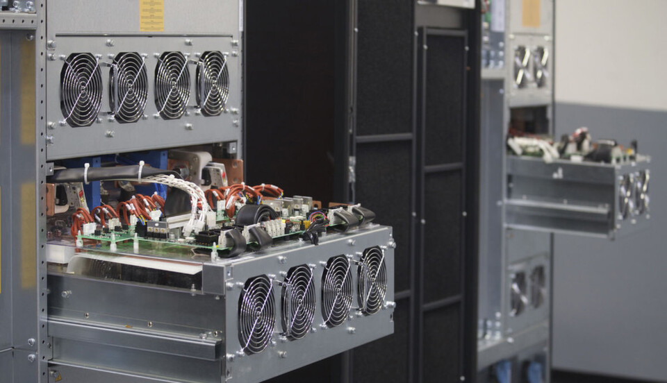 Die USV-Anlage Liebert 80-eXL ist die jüngste Generation der 80-NET USV-Serie und eignet sich für mittelgroße bis große Rechenzentren. Die USV-Anlage Liebert 80-eXL ist die jüngste Generation der 80-NET USV-Serie und eignet sich für mittelgroße bis große Rechenzentren.
