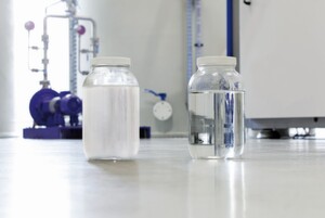 Bessere Ergebnisse: Links ein Destillat aus herkömmlichen Verdampfersystemen, rechts das Ergebnis aus einer Vacudest-Vakuumdestillationsanlage mit der Clearcat-Technik. Bessere Ergebnisse: Links ein Destillat aus herkömmlichen Verdampfersystemen, rechts das Ergebnis aus einer Vacudest-Vakuumdestillationsanlage mit der Clearcat-Technik.