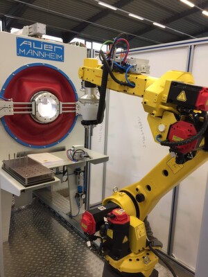Auer Strahltechnik zeigt auf der Parts2clean 2015 das neue Konzept einer vollautomatisierten Roboterzelle. Auer Strahltechnik zeigt auf der Parts2clean 2015 das neue Konzept einer vollautomatisierten Roboterzelle.