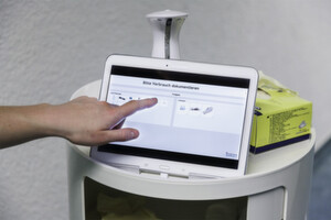 Über das Touchpad kann der Verbrauch an Pflegeutensilien dokumentiert werden. Über das Touchpad kann der Verbrauch an Pflegeutensilien dokumentiert werden.