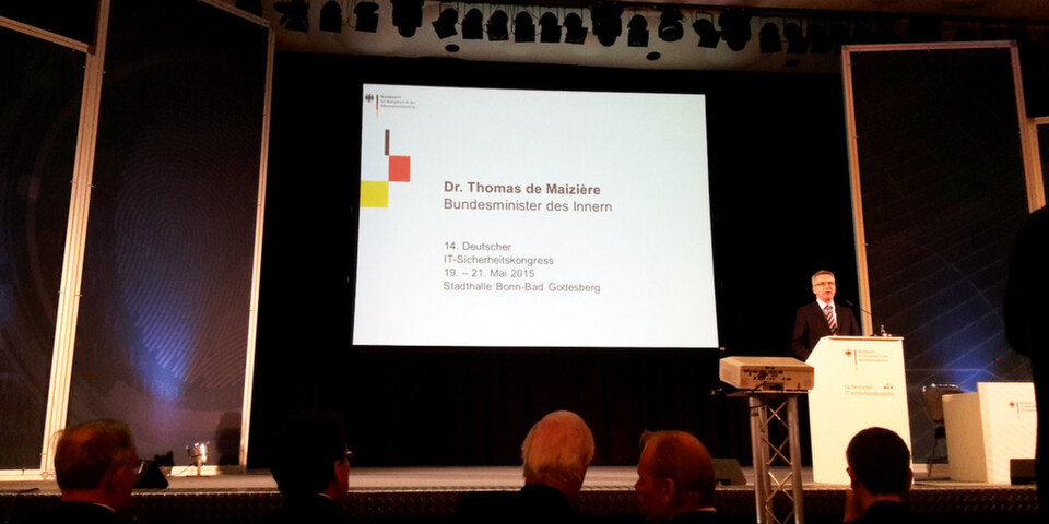 Bundesinnenminister Dr. Thomas de Maizière kündigte auf dem 14. Deutschen IT-Sicherheitskongress das Konzept für die IT-Konsolidierung des Bundes an. Bundesinnenminister Dr. Thomas de Maizière kündigte auf dem 14. Deutschen IT-Sicherheitskongress das Konzept für die IT-Konsolidierung des Bundes an.