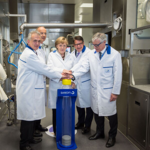 Mit einem Druck auf eine übergroße Insulinkartusche startet Bundeskanzlerin Angela Merkel Sanofis neue Hochtechnologie-Anlage für die Abfüllung steriler Arzneimittel, gemeinsam mit dem hessischen Minister für Wissenschaft und Kunst, Boris Rhein, dem CEO von Sanofi, Olivier Brandicourt, sowie dem Vorsitzenden der Geschäftsführung von Sanofi in Deutschland, Martin Siewert Mit einem Druck auf eine übergroße Insulinkartusche startet Bundeskanzlerin Angela Merkel Sanofis neue Hochtechnologie-Anlage für die Abfüllung steriler Arzneimittel, gemeinsam mit dem hessischen Minister für Wissenschaft und Kunst, Boris Rhein, dem CEO von Sanofi, Olivier Brandicourt, sowie dem Vorsitzenden der Geschäftsführung von Sanofi in Deutschland, Martin Siewert