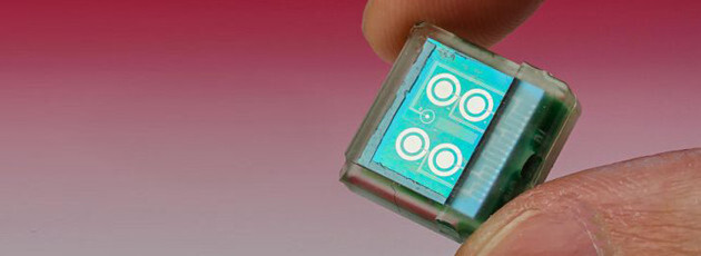 Der Biosensor wird unter die Haut angebracht und misst nicht nur pH-Wert und Temperatur. Die Messwerte werden per Funk beispielsweise an ein Smartphone übertragen. Der Biosensor wird unter die Haut angebracht und misst nicht nur pH-Wert und Temperatur. Die Messwerte werden per Funk beispielsweise an ein Smartphone übertragen.