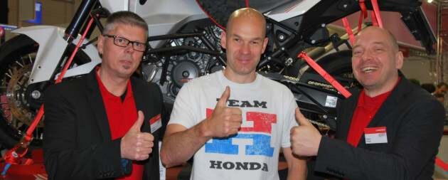 Daumen hoch für das riesige Ausstellungsangebot für Werksattprofis: Jonny Vesely (Mitte) vom Motorradhaus Zehren lässt sich auf seiner Suche nach einer passenden Hebebühne von den Matthies-Managern Stefan Onken (re.) und Thomas Langefeld (li.) fachmännisch beraten. Daumen hoch für das riesige Ausstellungsangebot für Werksattprofis: Jonny Vesely (Mitte) vom Motorradhaus Zehren lässt sich auf seiner Suche nach einer passenden Hebebühne von den Matthies-Managern Stefan Onken (re.) und Thomas Langefeld (li.) fachmännisch beraten.