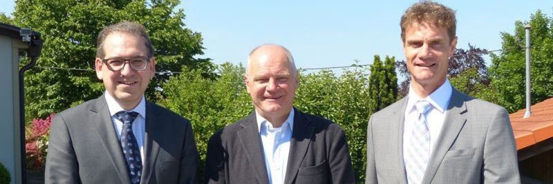 Karlheinz Wex, Co-Vorstandsvorsitzender der Ceratizit S.A., Horst Klenk, Geschäftsführer der Klenk GmbH & Co. KG und Thierry Wolter, Vorstandsmitglied der Ceratizit Group nach der Vertragsunterzeichnung (von links). Karlheinz Wex, Co-Vorstandsvorsitzender der Ceratizit S.A., Horst Klenk, Geschäftsführer der Klenk GmbH & Co. KG und Thierry Wolter, Vorstandsmitglied der Ceratizit Group nach der Vertragsunterzeichnung (von links).