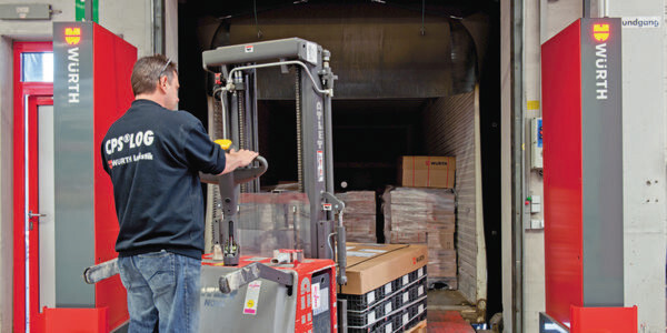 Das RFID-Gate an der Verladerampe ist mit einem Simatic-Reader RF670R und vier abgesetzten Antennen ausgestattet. Ausgelöst beim Durchfahren einer Lichtschranke, werden die RFID-Daten der Palette erfasst und dem Warenwirtschaftssystem zugeführt. Das RFID-Gate an der Verladerampe ist mit einem Simatic-Reader RF670R und vier abgesetzten Antennen ausgestattet. Ausgelöst beim Durchfahren einer Lichtschranke, werden die RFID-Daten der Palette erfasst und dem Warenwirtschaftssystem zugeführt.