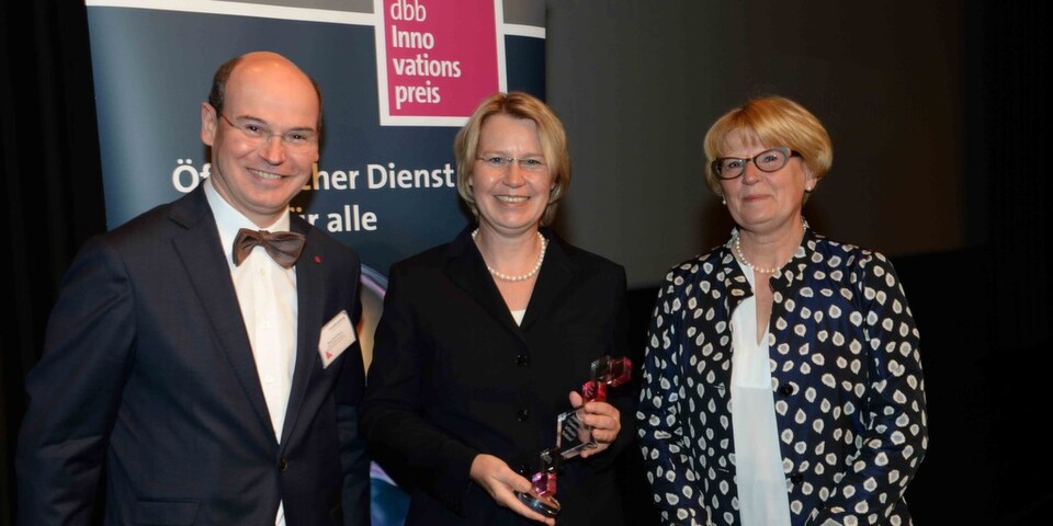 Hans-Ulrich Beura, stellv. Bundesvorsitzender des dbb, Preisträgerin Dr. Christine Brockmann und Staatssekretärin Cornelia Rogall-Grothe anlässlich der Preisverleihung Hans-Ulrich Beura, stellv. Bundesvorsitzender des dbb, Preisträgerin Dr. Christine Brockmann und Staatssekretärin Cornelia Rogall-Grothe anlässlich der Preisverleihung