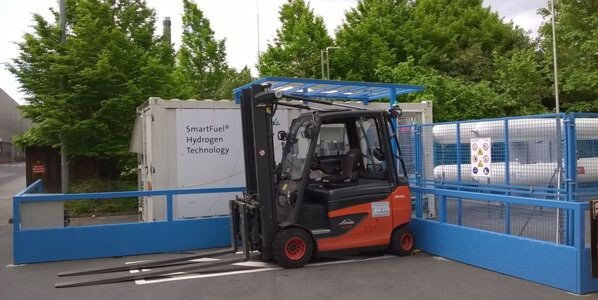 Die zwei Wasserstoff-Gabelstapler von Linde-MH werden im Mercedes-Benz Werk Düsseldorf bis Ende 2016 erprobt. Die zwei Wasserstoff-Gabelstapler von Linde-MH werden im Mercedes-Benz Werk Düsseldorf bis Ende 2016 erprobt.