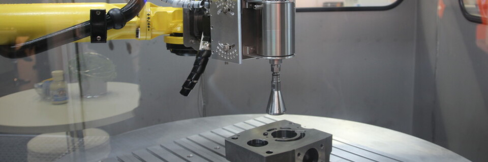 Hochdruckwasserstrahlentgraten mit dem Roboter zeigte BVL erstmals auf der Messe Parts2clean 2015. Hochdruckwasserstrahlentgraten mit dem Roboter zeigte BVL erstmals auf der Messe Parts2clean 2015.