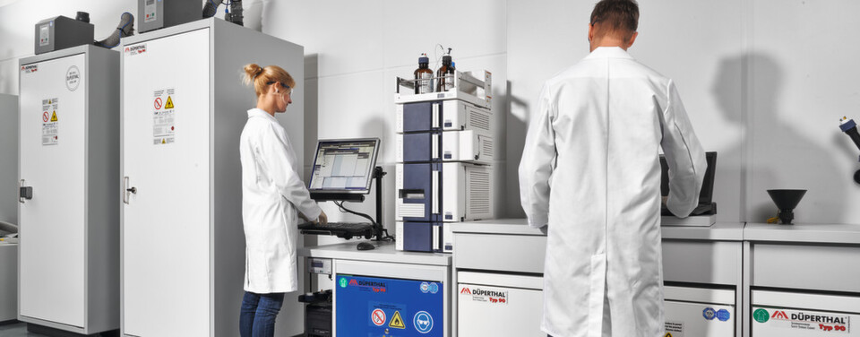 Abb. 1: Die neue HPLC-Service-Station bietet eine sichere Entsorgung enstandener Abfälle in der Flüssigchromatographie. Abb. 1: Die neue HPLC-Service-Station bietet eine sichere Entsorgung enstandener Abfälle in der Flüssigchromatographie.