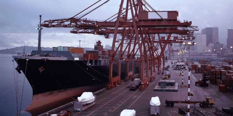 Ein Ausfall oder die Manipulation eines IT- oder Kommunikationsnetzes an Bord eines Schiffs kann fatale Folgen haben. Von teuren Verzögerungen, Manipulationen der Bordsysteme oder der Cargo Software, bis hin zu Gefahren für Schiff und Crew. Ein Ausfall oder die Manipulation eines IT- oder Kommunikationsnetzes an Bord eines Schiffs kann fatale Folgen haben. Von teuren Verzögerungen, Manipulationen der Bordsysteme oder der Cargo Software, bis hin zu Gefahren für Schiff und Crew.