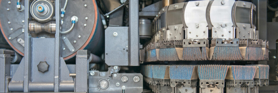 Walzen zum Entgraten, Querbürsten zum Verrunden: Arku bietet mit dem Edgebreaker eine Entgratmaschine für's Grobe. Walzen zum Entgraten, Querbürsten zum Verrunden: Arku bietet mit dem Edgebreaker eine Entgratmaschine für's Grobe.