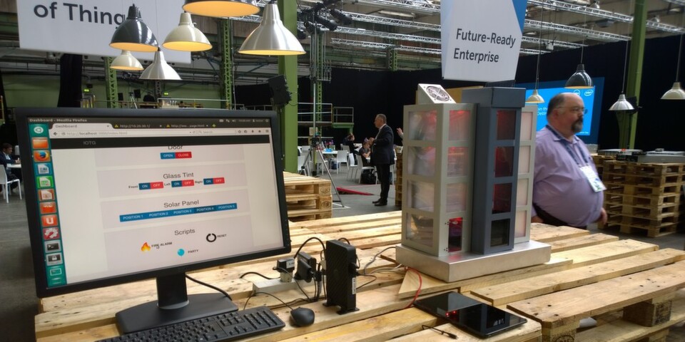 Ein Versuchsaufbau für den IoT-Gateway beim Dell EMEA Innovation Day 2015 in Kopenhagen simuliert die Sensorenauswertung in einem Bürogebäude. Ein Versuchsaufbau für den IoT-Gateway beim Dell EMEA Innovation Day 2015 in Kopenhagen simuliert die Sensorenauswertung in einem Bürogebäude.