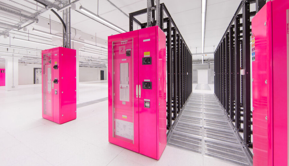Die Erkennungsfarbe von Zenium ist ein Neonpink; doch der hohe Wiederekennungswert einer Marke das ist nicht das Entscheidende, wenn Auslagerungswillige ihrem Co-Locator vertrauen sollen. Doch Sicherungsmaßnahmen kommen im Entscheidungsprozess oft zu kurz. Die Erkennungsfarbe von Zenium ist ein Neonpink; doch der hohe Wiederekennungswert einer Marke das ist nicht das Entscheidende, wenn Auslagerungswillige ihrem Co-Locator vertrauen sollen. Doch Sicherungsmaßnahmen kommen im Entscheidungsprozess oft zu kurz.