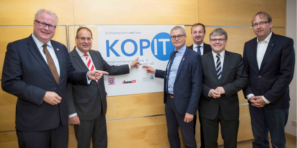 3 Gründungsmitglieder = 1 neue IT-Genossenschaft: Die KOPIT eG. Links Hessen-CIO Finanzminister Dr. Thomas Schäfer 3 Gründungsmitglieder = 1 neue IT-Genossenschaft: Die KOPIT eG. Links Hessen-CIO Finanzminister Dr. Thomas Schäfer