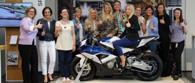 Frauenpower im BMW-Werk Berlin. Die Gender Task Force von BMW Motorrad Markt Deutschland diskutierte, wie man Frauen fürs Bike begeistert. Frauenpower im BMW-Werk Berlin. Die Gender Task Force von BMW Motorrad Markt Deutschland diskutierte, wie man Frauen fürs Bike begeistert.