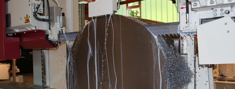 Die Hausausstellung bei Behringer hat gezeigt: Sägen ist mehr als Teile abzuschneiden! Mit welcher Technik könnte man sonst solche Stahl-Vollprofile präzise in handlichere Scheiben oder Rohre in Ringe verwandeln? Das klappt mit fast allen Materialien hoch präzise und mit relativ wenig Materialverlust. Automation und Industrie 4.0 sowie die passende Steuerungstechnik dazu gehörten zu den Highlights der Ausstellung. Die Hausausstellung bei Behringer hat gezeigt: Sägen ist mehr als Teile abzuschneiden! Mit welcher Technik könnte man sonst solche Stahl-Vollprofile präzise in handlichere Scheiben oder Rohre in Ringe verwandeln? Das klappt mit fast allen Materialien hoch präzise und mit relativ wenig Materialverlust. Automation und Industrie 4.0 sowie die passende Steuerungstechnik dazu gehörten zu den Highlights der Ausstellung.