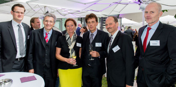 Rainer Hill (3.v.re.), Leiter Referat Recht und stellvertretender BVMed-Geschäftsführer, mit Gästen auf dem BVMed Summer Evening 2015. Rainer Hill (3.v.re.), Leiter Referat Recht und stellvertretender BVMed-Geschäftsführer, mit Gästen auf dem BVMed Summer Evening 2015.