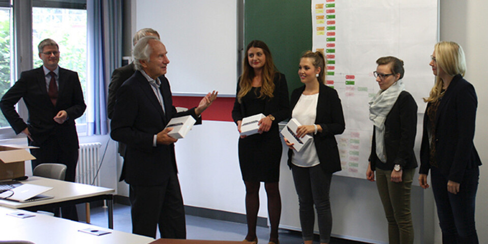 IT-Urgestein Prof. Dr. August-Wilhelm Scheer übergab die Preise an die erfolgreichen Teilnehmerinnen der „Scheer BPaaS Challenge“. IT-Urgestein Prof. Dr. August-Wilhelm Scheer übergab die Preise an die erfolgreichen Teilnehmerinnen der „Scheer BPaaS Challenge“.