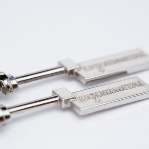 Liquidmetal bezeichnet eine neuartige Materialklasse auf Zirkonium-Basis. Deswegen werden diese Werkstoffe auch metallische Gläser genannt. Wie man dieses Material produktiv in präzise Bauteile verwandeln kann, zeigt der Spritzgießmaschinen-Hersteller Engel, dessen Know-how aus der Kunststoffverarbeitung ideal dafür geeignet ist. Liquidmetal bezeichnet eine neuartige Materialklasse auf Zirkonium-Basis. Deswegen werden diese Werkstoffe auch metallische Gläser genannt. Wie man dieses Material produktiv in präzise Bauteile verwandeln kann, zeigt der Spritzgießmaschinen-Hersteller Engel, dessen Know-how aus der Kunststoffverarbeitung ideal dafür geeignet ist.